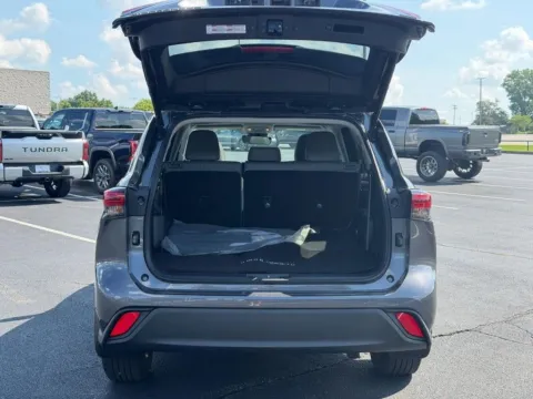 More photos of 2022 Toyota Highlander Hybrid XLE at Jay Wolfe Toyota of West County, MO