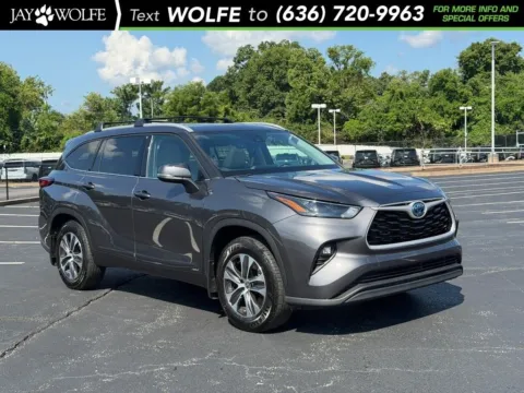 Gray 2022 Toyota Highlander Hybrid XLE for sale in Ballwin, MO