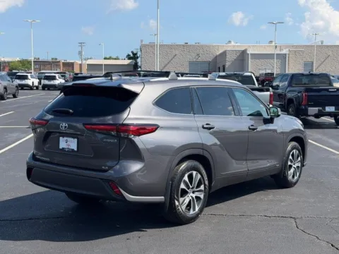 Another view of 2022 Toyota Highlander Hybrid XLE for sale in Ballwin, MO at Jay Wolfe Toyota of West County