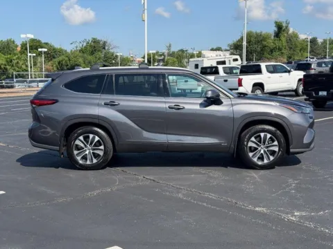 Photos of 2022 Toyota Highlander Hybrid XLE for sale in Ballwin, MO at Jay Wolfe Toyota of West County