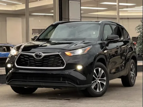 Black 2023 Toyota Highlander XLE for sale in Ballwin, MO