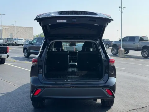 More photos of 2023 Toyota Highlander XLE at Jay Wolfe Toyota of West County, MO