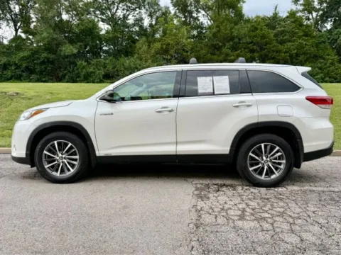 Another view of 2019 Toyota Highlander Hybrid XLE for sale in Ballwin, MO at Jay Wolfe Toyota of West County
