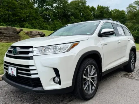 Photos of 2019 Toyota Highlander Hybrid XLE for sale in Ballwin, MO at Jay Wolfe Toyota of West County