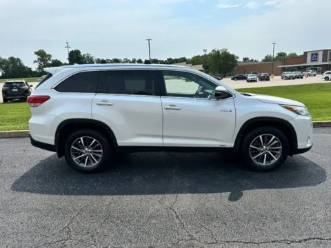 Photos of 2019 Toyota Highlander Hybrid XLE for sale in Ballwin, MO at Jay Wolfe Toyota of West County