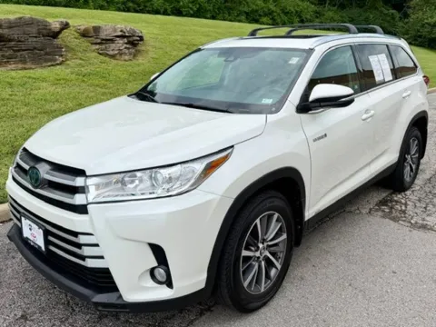 White 2019 Toyota Highlander Hybrid XLE for sale in Ballwin, MO