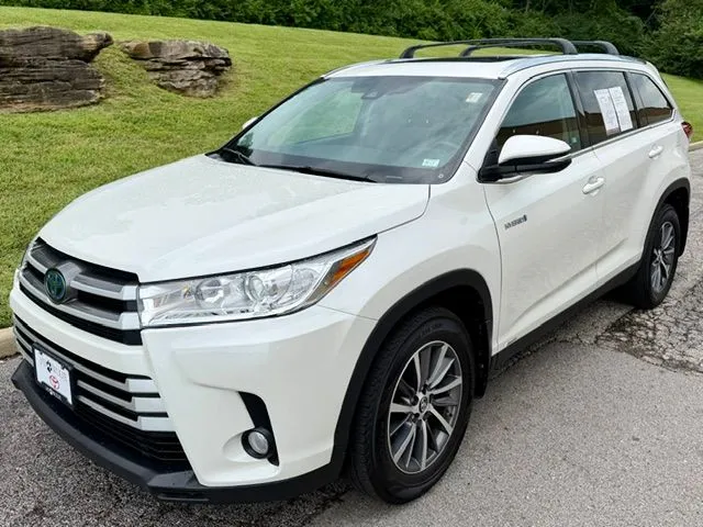 White 2019 Toyota Highlander Hybrid XLE for sale in Ballwin, MO