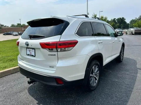 Another view of 2019 Toyota Highlander Hybrid XLE for sale in Ballwin, MO at Jay Wolfe Toyota of West County