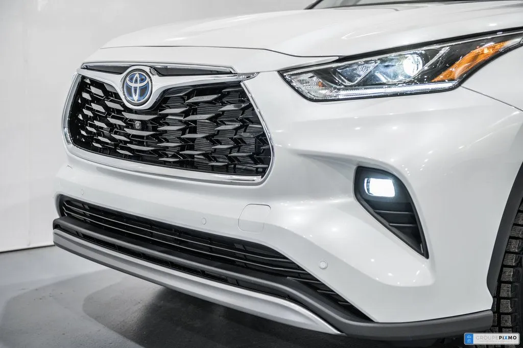 White 2026 Toyota Highlander Hybrid Platinum for sale in Ballwin, MO