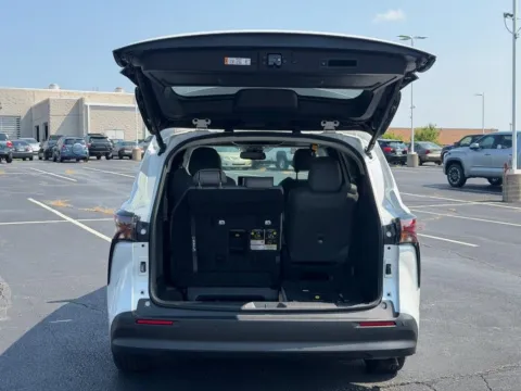 More photos of 2026 Toyota Sienna XLE at Jay Wolfe Toyota of West County, MO