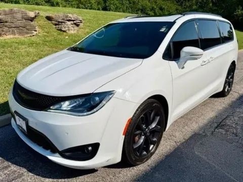 Photos of 2020 Chrysler Pacifica Limited for sale in Ballwin, MO at Jay Wolfe Toyota of West County