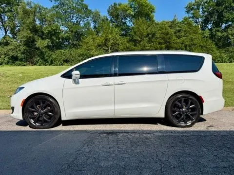 Another view of 2020 Chrysler Pacifica Limited for sale in Ballwin, MO at Jay Wolfe Toyota of West County