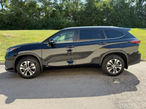 Photos of 2024 Toyota Highlander Hybrid XLE for sale in Ballwin, MO at Jay Wolfe Toyota of West County