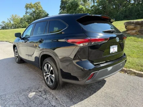 Another view of 2024 Toyota Highlander Hybrid XLE for sale in Ballwin, MO at Jay Wolfe Toyota of West County