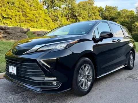 Black 2026 Toyota Sienna XLE for sale in Ballwin, MO