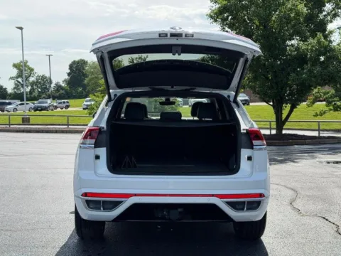 More photos of 2022 Volkswagen Atlas Cross Sport 3.6L V6 SEL Premium R-Line at Jay Wolfe Toyota of West County, MO