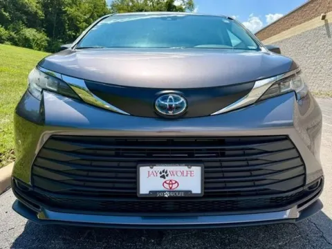 More photos of 2023 Toyota Sienna LE at Jay Wolfe Toyota of West County, MO
