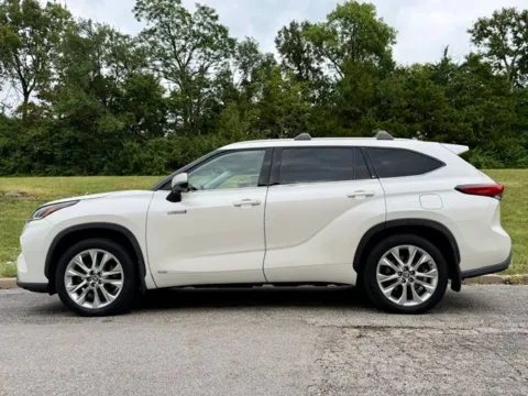 More photos of 2021 Toyota Highlander Hybrid Limited at Jay Wolfe Toyota of West County, MO