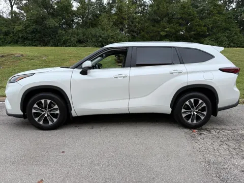 Photos of 2025 Toyota Highlander XLE for sale in Ballwin, MO at Jay Wolfe Toyota of West County