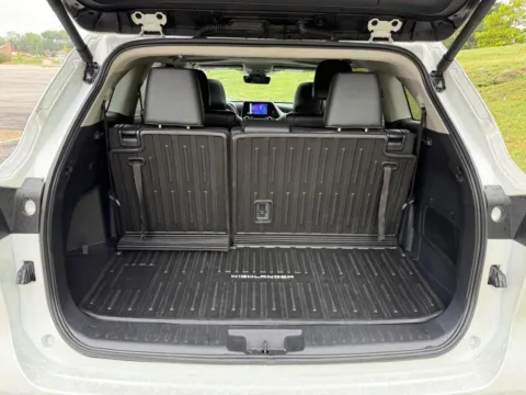 More photos of 2025 Toyota Highlander XLE at Jay Wolfe Toyota of West County, MO
