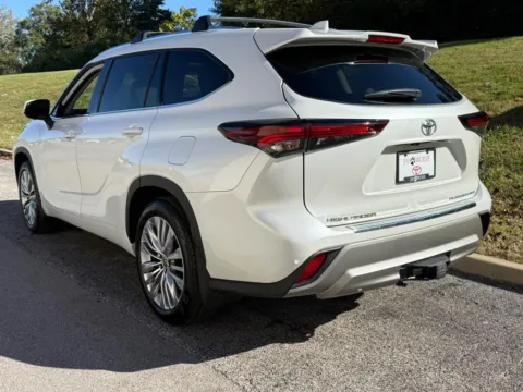 Another view of 2024 Toyota Highlander Platinum for sale in Ballwin, MO at Jay Wolfe Toyota of West County