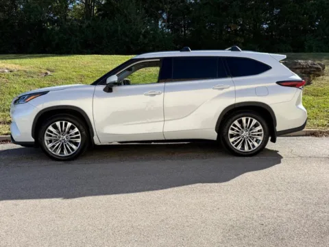 Photos of 2024 Toyota Highlander Platinum for sale in Ballwin, MO at Jay Wolfe Toyota of West County