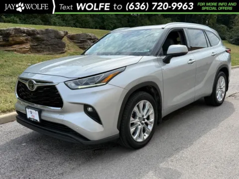 Silver 2022 Toyota Highlander Limited for sale in Ballwin, MO