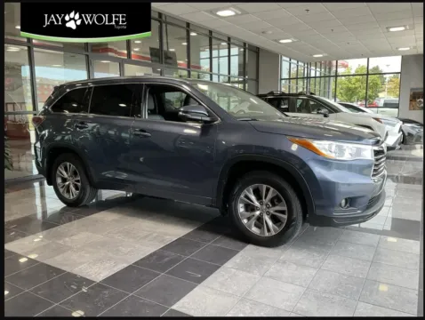 Blue 2015 Toyota Highlander LE Plus V6 for sale in Ballwin, MO
