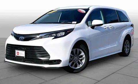 White 2025 Toyota Sienna XLE for sale in Ballwin, MO