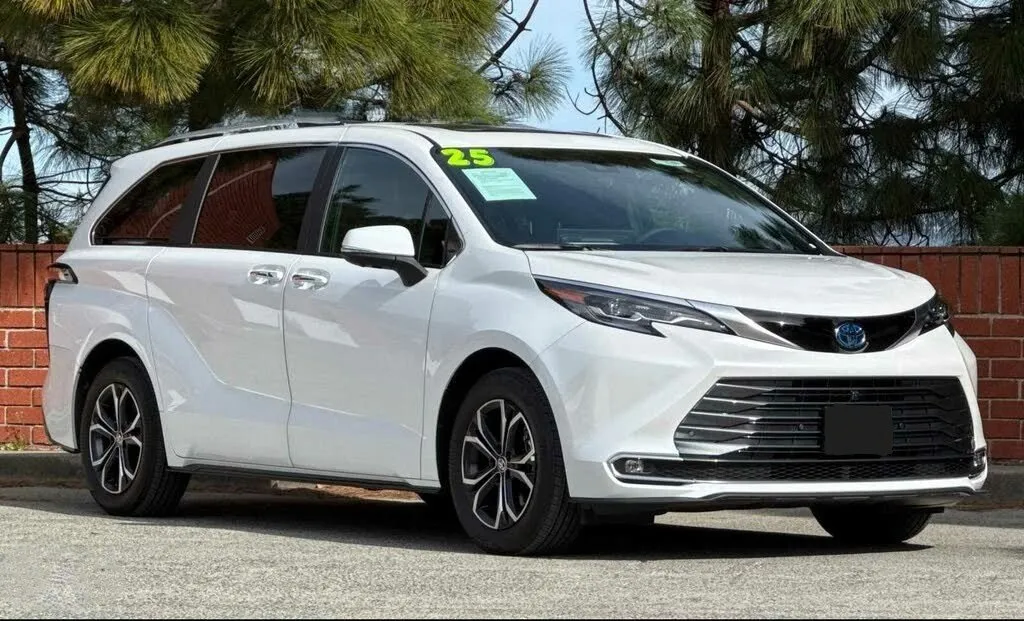 2025 Toyota Sienna Platinum for sale in Ballwin, MO