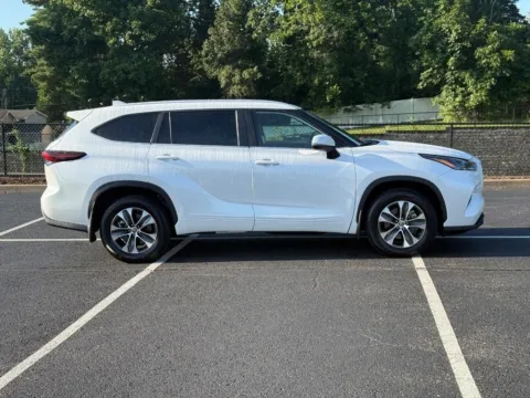 Photos of 2025 Toyota Highlander XLE for sale in Ballwin, MO at Jay Wolfe Toyota of West County