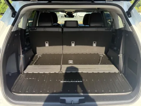 More photos of 2025 Toyota Highlander XLE at Jay Wolfe Toyota of West County, MO