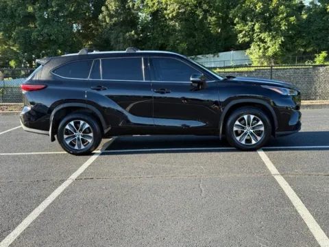 Photos of 2022 Toyota Highlander XLE for sale in Ballwin, MO at Jay Wolfe Toyota of West County