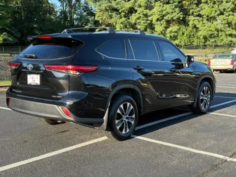 Another view of 2022 Toyota Highlander XLE for sale in Ballwin, MO at Jay Wolfe Toyota of West County