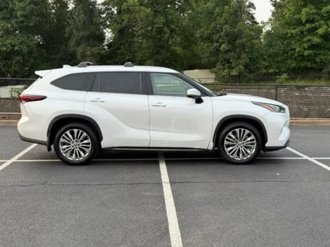 Photos of 2024 Toyota Highlander Platinum for sale in Ballwin, MO at Jay Wolfe Toyota of West County