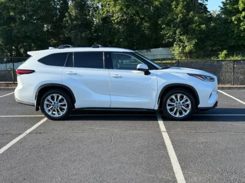Photos of 2022 Toyota Highlander Limited for sale in Ballwin, MO at Jay Wolfe Toyota of West County