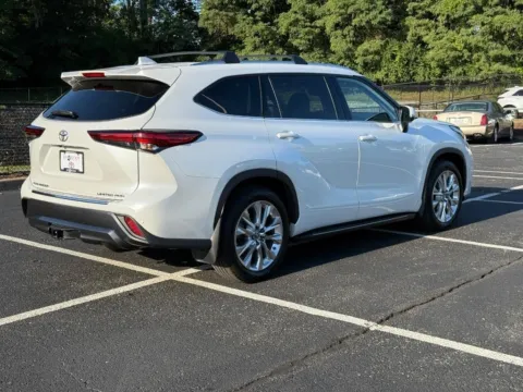Another view of 2022 Toyota Highlander Limited for sale in Ballwin, MO at Jay Wolfe Toyota of West County