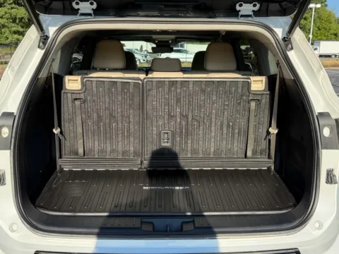 More photos of 2022 Toyota Highlander Limited at Jay Wolfe Toyota of West County, MO