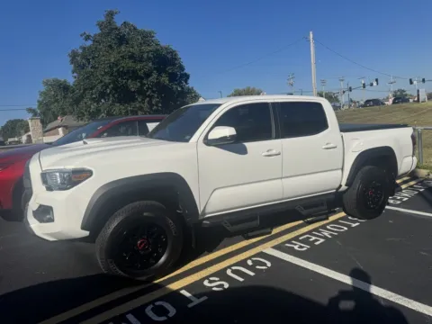 White 2022 Toyota Tacoma TRD Sport for sale in Ballwin, MO
