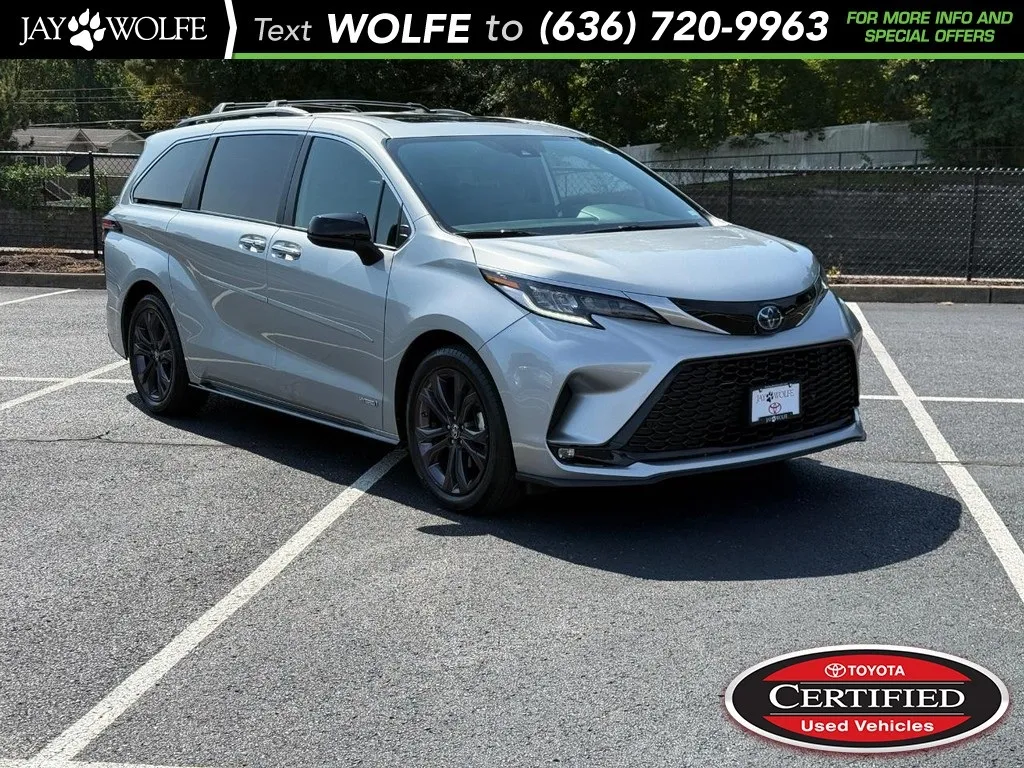 Silver 2021 Toyota Sienna XSE for sale in Ballwin, MO
