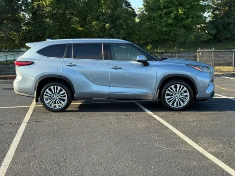 Photos of 2023 Toyota Highlander Platinum for sale in Ballwin, MO at Jay Wolfe Toyota of West County