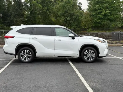 Photos of 2023 Toyota Highlander XLE for sale in Ballwin, MO at Jay Wolfe Toyota of West County