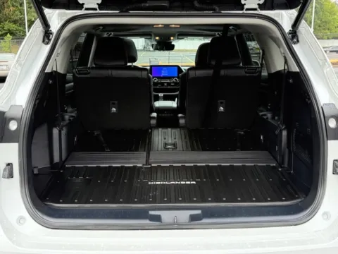 More photos of 2023 Toyota Highlander XLE at Jay Wolfe Toyota of West County, MO