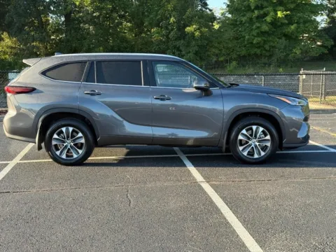 Photos of 2025 Toyota Highlander XLE for sale in Ballwin, MO at Jay Wolfe Toyota of West County