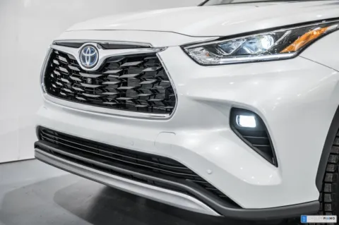 White 2024 Toyota Highlander Hybrid Platinum for sale in Ballwin, MO
