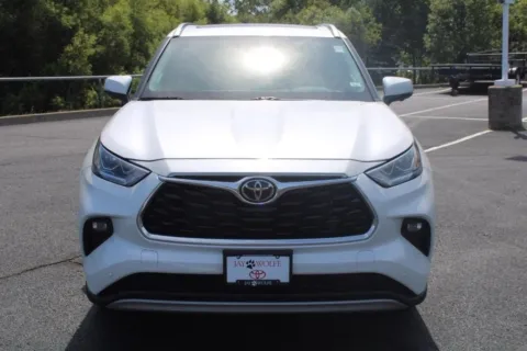 Photos of 2024 Toyota Highlander Hybrid Platinum for sale in Ballwin, MO at Jay Wolfe Toyota of West County