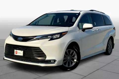 White 2025 Toyota Sienna XLE for sale in Ballwin, MO