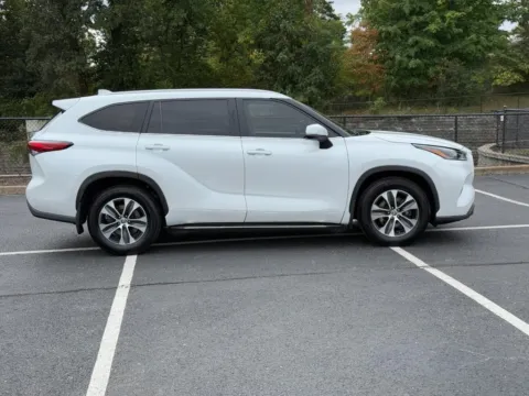 Photos of 2023 Toyota Highlander XLE for sale in Ballwin, MO at Jay Wolfe Toyota of West County