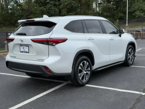 Another view of 2023 Toyota Highlander XLE for sale in Ballwin, MO at Jay Wolfe Toyota of West County