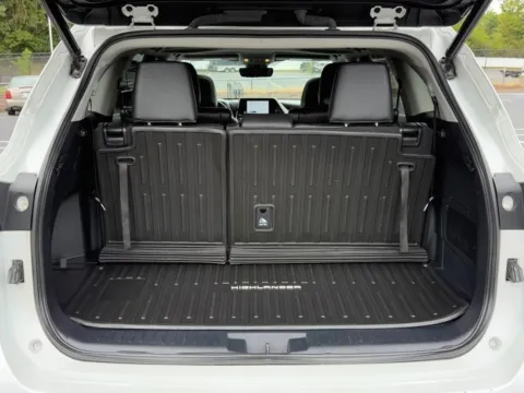 More photos of 2023 Toyota Highlander XLE at Jay Wolfe Toyota of West County, MO
